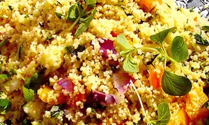 En härlig couscous sallad med bitar av pumpa, rödlök och färska örter. Perfekt sommarbuffé!