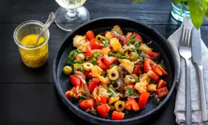 En härlig panzanella med tomater, oliver, ansjovis och krutonger. Perfekt sommarrecept!