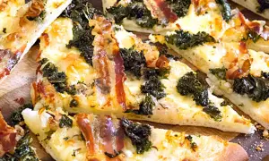 Pizza med grönkål och knaperstekt pancetta. Ett fantastiskt pancetta recept som passar perfekt till helgen.