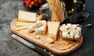 En ostbricka med olika sorters ost från Italien, druvor, fikon, grissini och balsamvinäger.