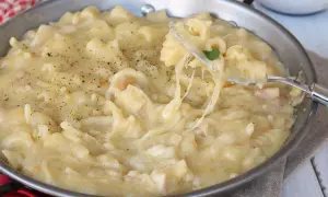 En krämig pasta med potatis och ost, perfekt för en mysig middag.