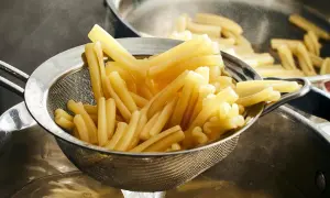 Nyskördade durumvete pasta i ett durkslag, redo att serveras.
