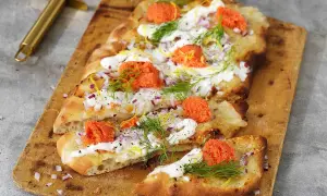 Flatbread med rom, dill, rödlök och en krämig topping som påminner om mascarpone vs ricotta.