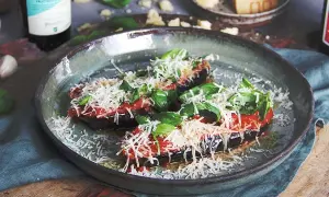 Aubergine i ugn, toppad med tomatsås, basilika och rikligt med riven ost. En läcker och smakrik rätt.