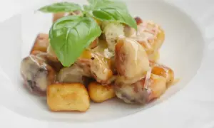 Stekt gnocchi i krämig sås med basilika och parmesan. En härlig rätt som smälter i munnen.
