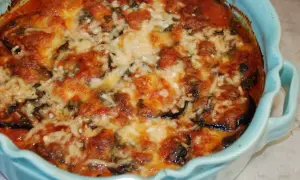 En ugnsbakad auberginegratäng med tomatsås och smält ost. Ett perfekt aubergine recept för middagen.