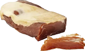 En bit prosciutto crudo med tunt skivad skinka bredvid.