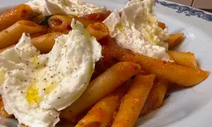 En krämig pastarätt med rigatoni, tomatsås och burrata. Ett perfekt nduja recept för en smakrik middag.