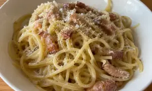 En krämig portion pasta carbonara med knapriga bitar av bacon och rikligt med parmesanost.