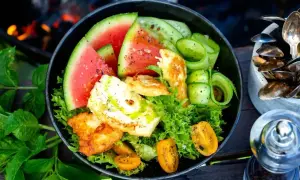 Sommarfräsch sallad med grillad halloumi, vattenmelon, gurka och körsbärstomater. Ett perfekt halloumi recept för varma dagar.