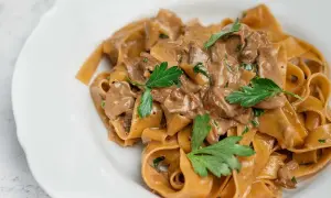 Krämig pasta med karl johan svamp, en italiensk klassiker. Garnerad med färsk persilja.