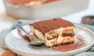 En bit krämig tiramisu med savoiardikex och kakao, perfekt för ett mascarpone recept.