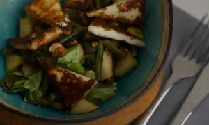 En sallad med grillad halloumi, gröna bönor, päron och nötter. En proteinrik och smakrik rätt.
