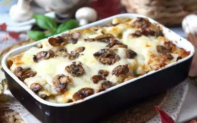 En krämig pasta al forno med svamp och smält ost, perfekt för ett mysigt middagsrecept.