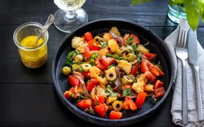En härlig panzanella med tomater, oliver, ansjovis och krutonger. Perfekt sommarrecept!