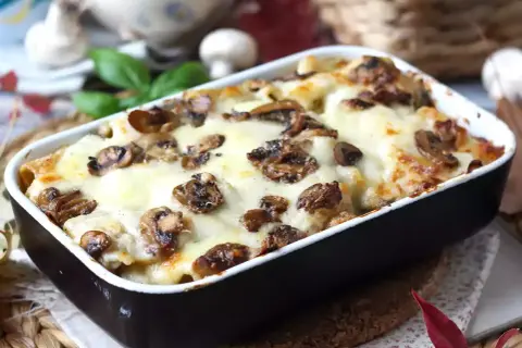 En krämig pasta al forno med svamp och smält ost, perfekt för ett mysigt middagsrecept.