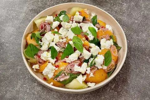 En uppfriskande melonsallad med fetaost, rödlök och basilika. Perfekt sommarbuffé eller lätt lunch.