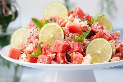En uppfriskande melon sallad med fetaost, mynta och lime. Perfekt för en varm sommardag.