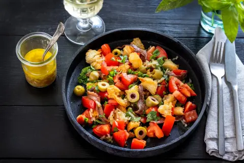 En härlig panzanella med tomater, oliver, ansjovis och krutonger. Perfekt sommarrecept!