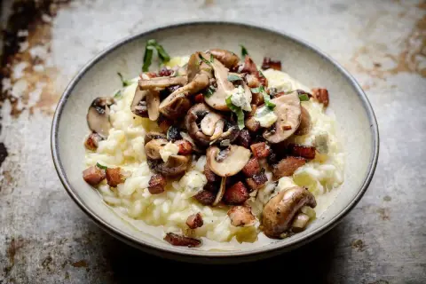Krämig svamp- och baconrisotto, ett perfekt pasta recept för en mysig kväll.