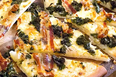 Pizza med grönkål och knaperstekt pancetta. Ett fantastiskt pancetta recept som passar perfekt till helgen.