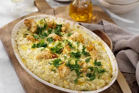 Krämig citronrisotto med kycklingbitar och färsk persilja. En härlig rätt som doftar sommar.