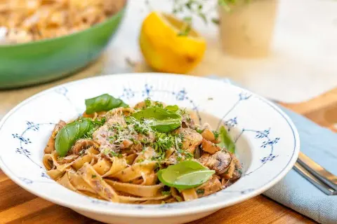 En krämig tagliatelle med svamp och basilika, perfekt för ett snabbt och gott tagliatelle recept.