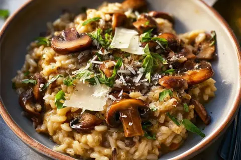 Krämig svamprisotto med parmesan och färska örter. Ett perfekt risotto recept för en mysig middag.