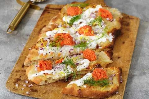 Flatbread med rom, dill, rödlök och en krämig topping som påminner om mascarpone vs ricotta.