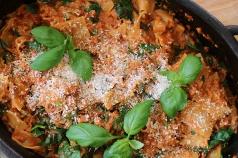En krämig one pot lasagne med spenat och parmesan, toppad med färsk basilika. Enkel och god middag!