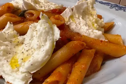 En krämig pastarätt med rigatoni, tomatsås och burrata. Ett perfekt nduja recept för en smakrik middag.