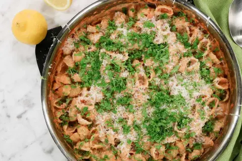 En krämig pasta al tonno med färsk persilja och riven parmesan. Perfekt för ett snabbt och gott recept.