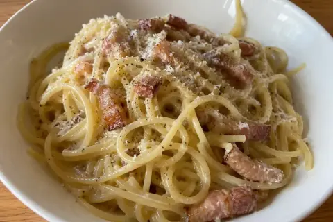 En krämig portion pasta carbonara med knapriga bitar av bacon och rikligt med parmesanost.