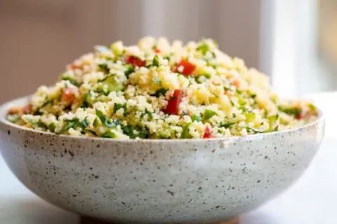 En skål med färsk tabbouleh, perfekt för ett lätt lunchrecept.