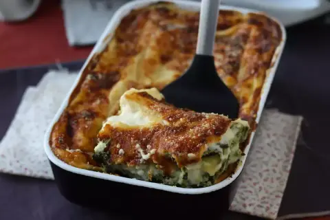 En krämig lasagne bianco med spenat och ost, en portion lyx på en tallrik.
