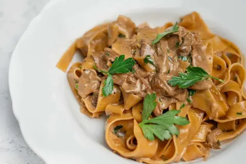 Krämig pasta med karl johan svamp, en italiensk klassiker. Garnerad med färsk persilja.
