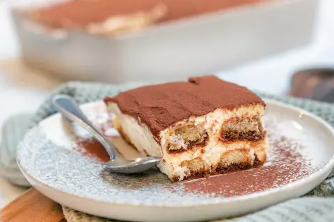 En bit krämig tiramisu med savoiardikex och kakao, perfekt för ett mascarpone recept.