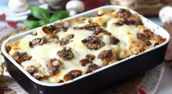 En krämig pasta al forno med svamp och smält ost, perfekt för ett mysigt middagsrecept.