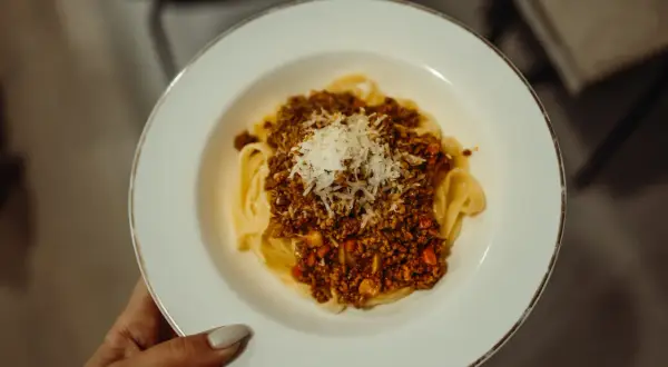 En tallrik med tagliatelle och en mustig köttfärssås, kanske en ragu. Skillnad ragu och bolognese kan vara svår att se på en bild, men här är en härlig portion.