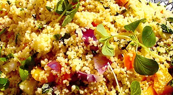 En härlig couscous sallad med bitar av pumpa, rödlök och färska örter. Perfekt sommarbuffé!