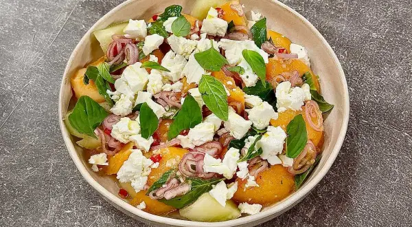 En uppfriskande melonsallad med fetaost, rödlök och basilika. Perfekt sommarbuffé eller lätt lunch.