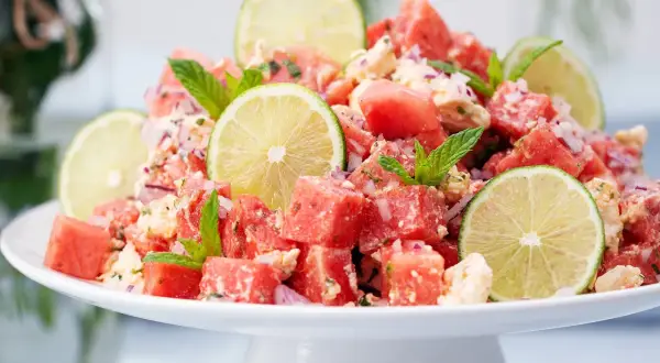En uppfriskande melon sallad med fetaost, mynta och lime. Perfekt för en varm sommardag.