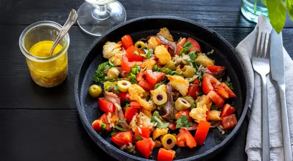 En härlig panzanella med tomater, oliver, ansjovis och krutonger. Perfekt sommarrecept!