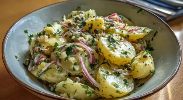 En härlig italiensk potatissallad med kapris, rödlök och färsk persilja i en krämig dressing. Perfekt till sommarmiddagen.