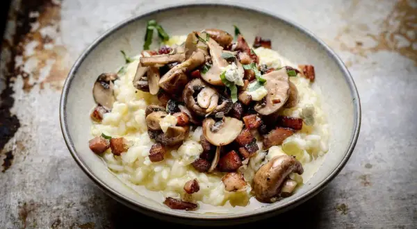 Krämig svamp- och baconrisotto, ett perfekt pasta recept för en mysig kväll.