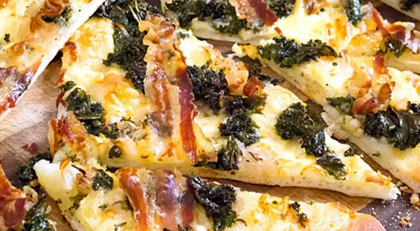 Pizza med grönkål och knaperstekt pancetta. Ett fantastiskt pancetta recept som passar perfekt till helgen.