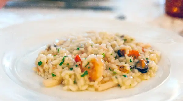 Krämig risotto med skaldjur och örter. Perfekt ris till risotto för en lyxig måltid.