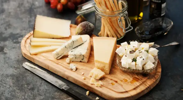 En ostbricka med olika sorters ost från Italien, druvor, fikon, grissini och balsamvinäger.