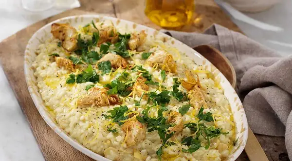 Krämig citronrisotto med kycklingbitar och färsk persilja. En härlig rätt som doftar sommar.