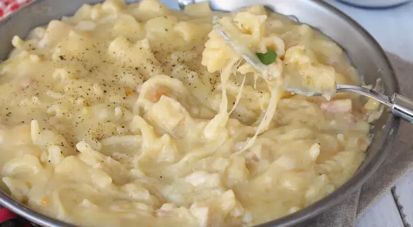 En krämig pasta med potatis och ost, perfekt för en mysig middag.